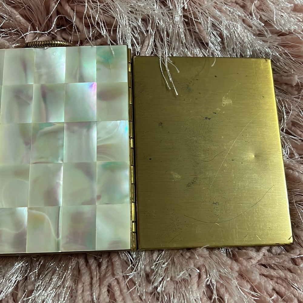 VINTAGE MOTHER OF PEARL COMPACT CASE. - Picture 7 of 8